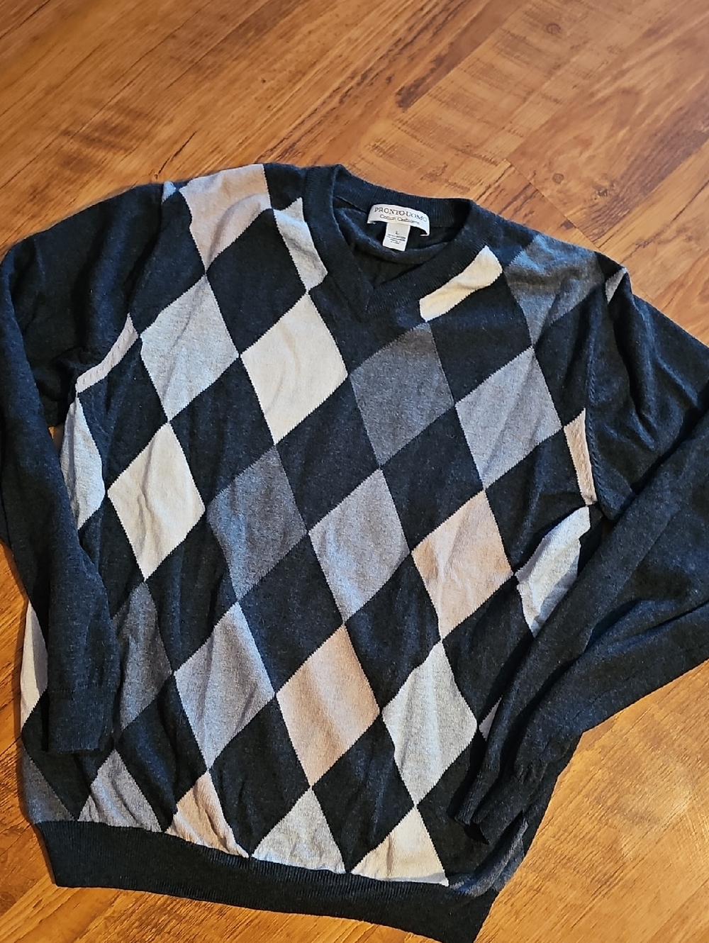 Pronto- Uomo Men's Black and Gray Argyle V-Neck Sweater